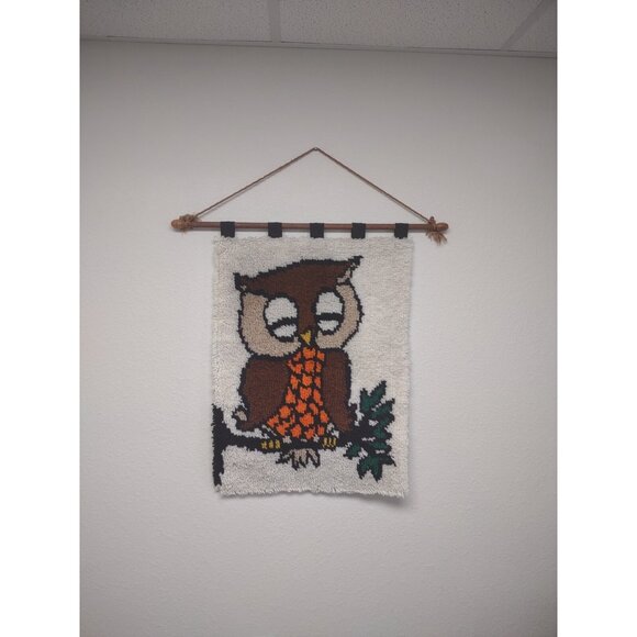 Vintage 1970s Caron Latch Hook Yarn Sleepy Owl Rug Wall Hanging, Wood Dowel Rod - Picture 2 of 12